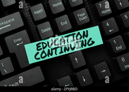 Schild mit fortlaufender Ausbildung, Wort zum Erwerb von Kenntnissen und Fähigkeiten durch Schulung Stockfoto