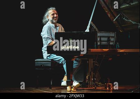 TURIN, ITALIEN: Der italienische Jazzpianist Stefano Bollani tritt live auf der Bühne des Internationalen Jazztages in Turin zusammen mit Jesper Bodilsen (Contrabass) und Morten Lund (Trommeln) auf. Die drei Musiker zusammen sind bekannt als das dänische Trio. Stockfoto