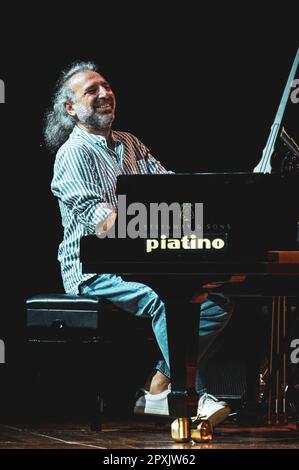 TURIN, ITALIEN: Der italienische Jazzpianist Stefano Bollani tritt live auf der Bühne des Internationalen Jazztages in Turin zusammen mit Jesper Bodilsen (Contrabass) und Morten Lund (Trommeln) auf. Die drei Musiker zusammen sind bekannt als das dänische Trio. Stockfoto