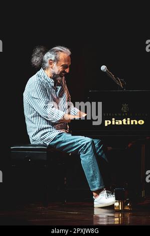 TURIN, ITALIEN: Der italienische Jazzpianist Stefano Bollani tritt live auf der Bühne des Internationalen Jazztages in Turin zusammen mit Jesper Bodilsen (Contrabass) und Morten Lund (Trommeln) auf. Die drei Musiker zusammen sind bekannt als das dänische Trio. Stockfoto