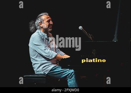 TURIN, ITALIEN: Der italienische Jazzpianist Stefano Bollani tritt live auf der Bühne des Internationalen Jazztages in Turin zusammen mit Jesper Bodilsen (Contrabass) und Morten Lund (Trommeln) auf. Die drei Musiker zusammen sind bekannt als das dänische Trio. Stockfoto