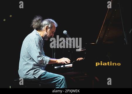 TURIN, ITALIEN: Der italienische Jazzpianist Stefano Bollani tritt live auf der Bühne des Internationalen Jazztages in Turin zusammen mit Jesper Bodilsen (Contrabass) und Morten Lund (Trommeln) auf. Die drei Musiker zusammen sind bekannt als das dänische Trio. Stockfoto