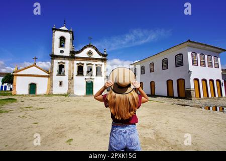 Tourismus in Brasilien. Junge Frau, die die historische Stadt Paraty, das UNESCO-Weltkulturerbe, Rio de Janeiro, Brasilien, besucht. Stockfoto