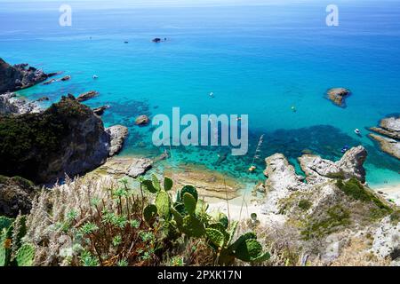 Luftaufnahme des Strands Praia I Focu an der Kalabrienküste, Capo Vaticano, Italien Stockfoto