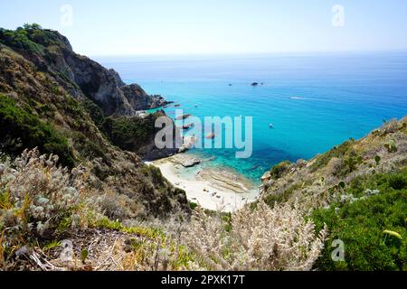 Luftaufnahme des Strands Praia I Focu an der Kalabrienküste, Capo Vaticano, Italien Stockfoto
