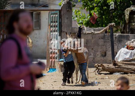 Gaza, Palästina. 02. Mai 2023. Junge Palästinenser spielen am 2. Mai 2023 in Gaza, Palästina, auf den Straßen. Foto: Ramez Habboub/ABACAPRESS.COM Kredit: Abaca Press/Alamy Live News Stockfoto