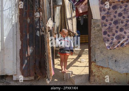 Gaza, Palästina. 02. Mai 2023. Junge Palästinenser spielen am 2. Mai 2023 in Gaza, Palästina, auf den Straßen. Foto: Ramez Habboub/ABACAPRESS.COM Kredit: Abaca Press/Alamy Live News Stockfoto