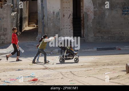 Gaza, Palästina. 02. Mai 2023. Junge Palästinenser spielen am 2. Mai 2023 in Gaza, Palästina, auf den Straßen. Foto: Ramez Habboub/ABACAPRESS.COM Kredit: Abaca Press/Alamy Live News Stockfoto