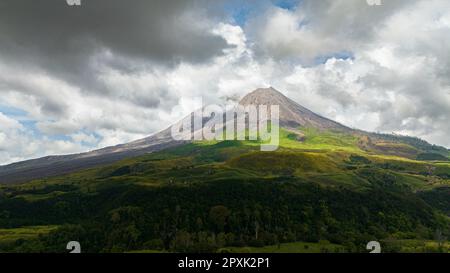 Aktiver Stratovulkan auf dem Sinabung mit Wolken bedeckt. Sumatra, Indonesien. Stockfoto