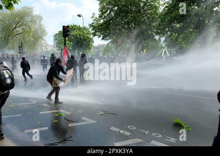 Paris, Frankreich. 1. Mai 2023. Am Internationalen Tag der Arbeitnehmer, auch Mai- oder Tag der Arbeit, haben mehrere Gewerkschaften einen nationalen Streik in Frankreich gefordert, um den laufenden Kampf gegen die Rentenreform fortzusetzen, die von der Regierung zur Anhebung des Rentenalters von 62 auf 64 gebilligt wurde und auf Widerstand gestoßen ist Sowohl von Gewerkschaften als auch von Bürgern seit Januar 2023. Die Reform der Regierung von Macron beinhaltet die Verschiebung des gesetzlichen Rentenalters und wird von 70 % der französischen Bevölkerung abgelehnt. Es gab viele Brände und Konfrontationen mit der Polizei, mit einer erheblichen Menge Tränengas A. Stockfoto
