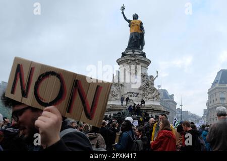 Paris, Frankreich. 1. Mai 2023. Am Internationalen Tag der Arbeitnehmer, auch Mai- oder Tag der Arbeit, haben mehrere Gewerkschaften einen nationalen Streik in Frankreich gefordert, um den laufenden Kampf gegen die Rentenreform fortzusetzen, die von der Regierung zur Anhebung des Rentenalters von 62 auf 64 gebilligt wurde und auf Widerstand gestoßen ist Sowohl von Gewerkschaften als auch von Bürgern seit Januar 2023. Die Reform der Regierung von Macron beinhaltet die Verschiebung des gesetzlichen Rentenalters und wird von 70 % der französischen Bevölkerung abgelehnt. Es gab viele Brände und Konfrontationen mit der Polizei, mit einer erheblichen Menge Tränengas A. Stockfoto