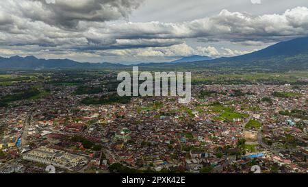 Bukittinggi ist eine dicht gebaute Stadt, ein beliebter Touristenort. Sumatra. Indonesien. Stockfoto