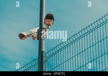 Überwachungskameras auf dem Gefängnishof, auf dem Pfosten montiert, selektiver Fokus Stockfoto