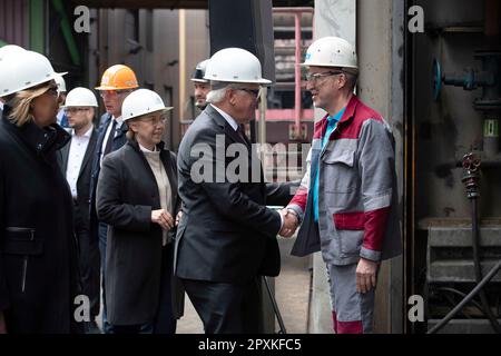 Bundespräsident Frank-Walter STEINMEIER trifft in der Hochofenanlage ein und begrüßt links Martina MERZ, Vorsitzende der ThyssenKrupp AG, Besuch des Bundespräsidenten Frank Walter Steinmeier bei thyssenkrupp Steel in Duisburg am 2. Mai 2023. Stockfoto