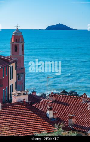 Campanile direkt am Meer im Dorf Tellaro Stockfoto