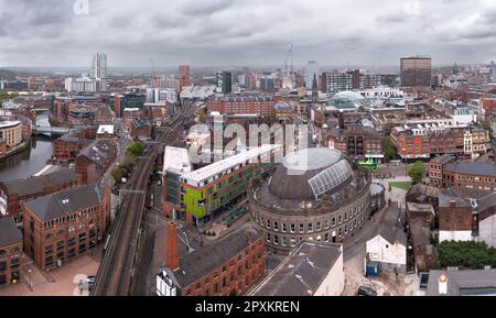 LEEDS, GROSSBRITANNIEN - 2. MAI 2023. Panoramablick auf die Skyline von Leeds an der Brewery Wharf mit Leeds Corn Exchange und Eisenbahnschienen, die zu führen Stockfoto