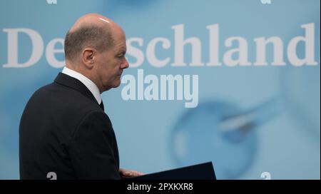 Ingelheim, Deutschland. 02. Mai 2023. Bundeskanzler Olaf Scholz (SPD) geht während der bahnbrechenden Zeremonie für das Chemische Innovationswerk (CIP) von Boehringer Ingelheim am Schriftzug „Deutschland“ vorbei. Im neuen Werk wird Boehringer Ingelheim neue chemische Herstellungsverfahren für innovative pharmazeutische Wirkstoffe entwickeln. Kredit: Sebastian Christoph Gollnow/dpa/Alamy Live News Stockfoto