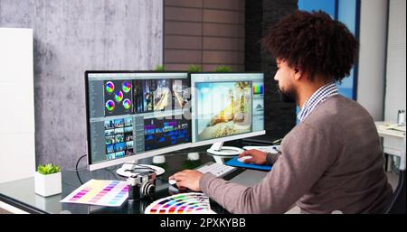 African American Video Editor Tech Job Mit Computer Stockfoto