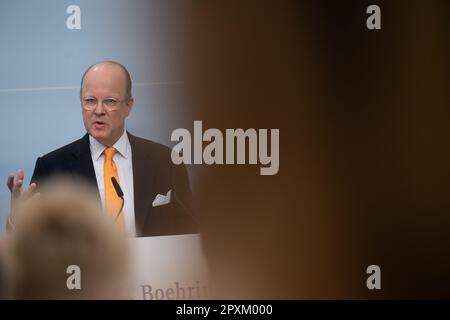 Ingelheim, Deutschland. 02. Mai 2023. Hubertus von Baumbach, Vorstandsvorsitzender von Boehringer Ingelheim, spricht während der bahnbrechenden Zeremonie für das Chemische Innovationswerk (CIP) von Boehringer Ingelheim. Im neuen Werk wird Boehringer Ingelheim neue chemische Herstellungsverfahren für innovative pharmazeutische Wirkstoffe entwickeln. Kredit: Sebastian Christoph Gollnow/dpa/Alamy Live News Stockfoto