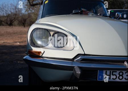 Detail eines wunderschönen französischen Klassikers, der Citroen DS D Super in Weiß. Frontscheinwerfer Stockfoto