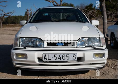 Detail eines wunderschönen weißen Ford Sierra Cosworth. Vorderansicht Stockfoto