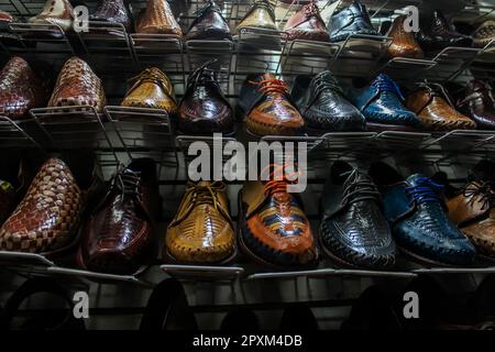 Eine große Auswahl an Lederschuhen für Herren, die übersichtlich in Regalen angeordnet sind. Stockfoto