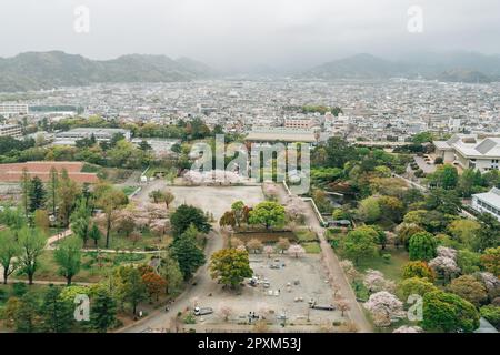 Sunpu Park und Panoramablick auf die Stadt im Frühling in Shizuoka, Japan Stockfoto