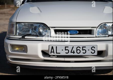 Detail eines wunderschönen weißen Ford Sierra Cosworth. Kühlergrilldetail, Scheinwerfer Stockfoto