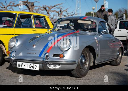 Details eines wunderschönen klassischen silbernen Porsche 356 mit blauen und roten Linien Stockfoto