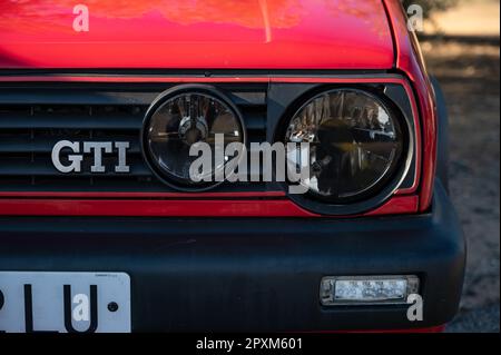 Detail eines klassischen roten Volkswagen Golf GTI der zweiten Generation, es wurde modernisiert Stockfoto