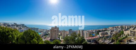 TORREMOLINOS, SPANIEN - 26. APRIL 2023: Panoramablick auf das Mittelmeer vom Parque de la Bateria in Torremolinos, Spanien am 26. April 2023 Stockfoto