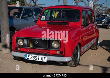 Detail eines wunderschönen französischen Oldtimers in Spanien, ein roter Renault 4 Stockfoto