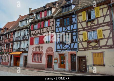 Das Stadtzentrum von Colmar, in Frankreich mit typischen bunten alten Häusern Stockfoto