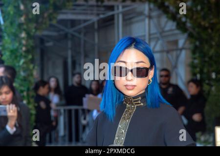 New York, Usa. 01. Mai 2023. NEW YORK, NEW YORK - 01. MAI: Margaret Zhang verlässt das Pierre Hotel um 2023 Uhr Met Gala am 01. Mai 2023 in New York City. Kredit: SOPA Images Limited/Alamy Live News Stockfoto