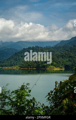 See mit Strömungen in der Nähe der Regenwaldberge in Malaysia. Stockfoto