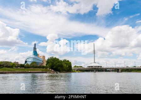 Die Fußgängerbrücke Esplanade Riel überquert den Red River in der Innenstadt von Winnipeg, Manitoba, neben dem berühmten Canadian Museum for Human Rights. Stockfoto