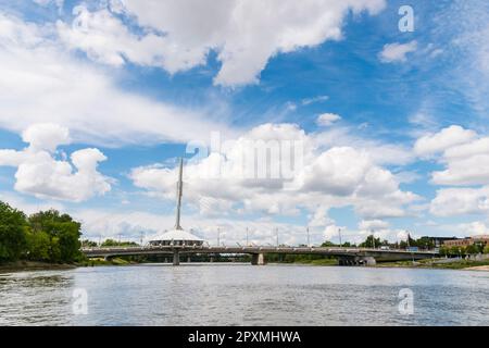 Die Fußgängerbrücke Esplanade Riel verbindet die Innenstadt von Winnipeg mit St. Boniface auf der anderen Seite des Red River, in Manitoba, Kanada Stockfoto