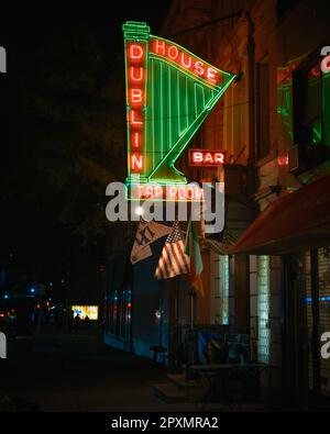 Dublin House Vintage Neonschild bei Nacht, Upper West Side, Manhattan, New York Stockfoto