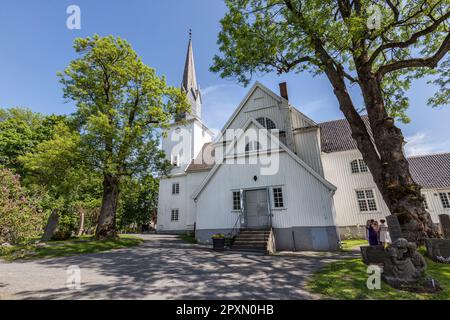 Sandar Church Kirke ab 1792 Uhr im Peter Castbergs Gate. Louis XV-Stil an der Stelle der mittelalterlichen Kirche aus dem 13. Jahrhundert. Sandefjord, Norwegen. Stockfoto