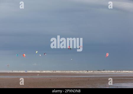 Sonnige windige Camber Sands in Rye Bay am English Channel an der Grenze von Sussex Kent und Wolkenformationen. Beliebt bei Kitesurfen, Landboarding und Buggys Stockfoto