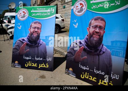 2. Mai 2023, Gaza-Stadt, Gaza-Streifen, Palästina: Gaza, Palästina. 02. Mai 2023 Die Palästinenser haben eine Nachtwache, um den palästinensischen Häftling Khader Adnan zu betrauern, nachdem er nach 86 Tagen Hungerstreik in einem israelischen Gefängnis starb. Das Häftlingskomitee der nationalen und islamischen Kräfte organisierte die Nachtwache außerhalb des Hauptquartiers des Internationalen Roten Kreuzes in Gaza-Stadt, um die israelischen Behörden für Adnans Inhaftierung und medizinische Vernachlässigung zu verurteilen. Nach Angaben des israelischen Gefängnisdienstes wurde Khader Adnan, der mit der militanten palästinensischen islamischen Dschihad-Gruppe verbunden war, bewusstlos in seiner Zelle aufgefunden Stockfoto