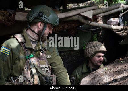 Ukrainische Soldaten werden im Graben gesehen, 1 km von russischer Position in der Nähe von Soledar entfernt. Die ostukrainische Stadt in der Region Donezk wurde im Januar von russischen Streitkräften belagert. Die Belagerung hat einen Vorteil für die Umschließung der nahegelegenen Stadt Bakhmut gebracht, die als eine der bedeutendsten Schlachten seit der russischen Invasion gilt. Während sich die Ukrainer auf die lang erwartete Gegenoffensive vorbereiten, wird der Kampf um die Wiedererlangung der Kontrolle in Soledar und seiner Umgebung für die ukrainische Armee von Bedeutung sein. (Foto: Ashley Chan/SOPA Images/Sipa USA) Stockfoto