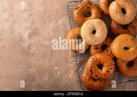 Eine Auswahl an frisch gebackenen Bagels auf einem Kühlregal, bereit zum Frühstück Stockfoto