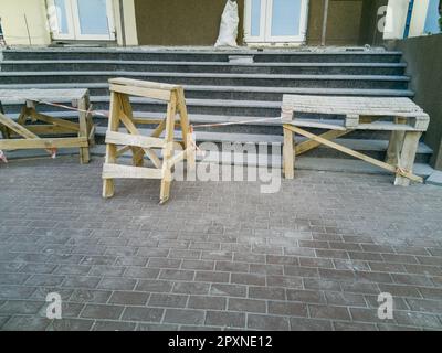 Kaputte Treppen müssen repariert werden. Ein zu Hause beschädigter Treppenaufgang im Freien. Stockfoto