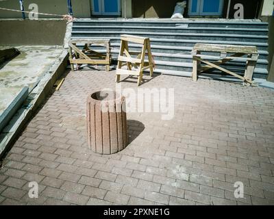 Kaputte Treppen müssen repariert werden. Ein zu Hause beschädigter Treppenaufgang im Freien. Stockfoto