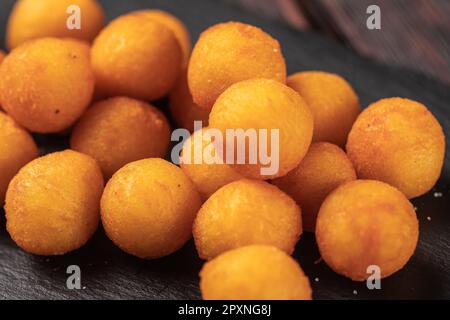 Fischbällchen im Teig mit Stäbchen aus nächster Nähe - asiatische Küche von oben Stockfoto