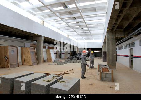 ilheus, bahia, brasilien - 24. Mai 2022: Maurer arbeitet am Bau einer öffentlichen Schule in der Stadt Ilheus. Stockfoto