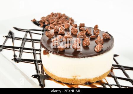 Vorbereitet für besondere Anlässe, leckere und schöne Schokolade kleinen Kuchen, isoliert auf weißem Hintergrund Stockfoto