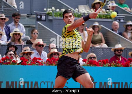 Madrid, Spanien. 02. Mai 2023. Tennis: Mutua Madrid Open Tennis Turnier, Runde 16, Individual, Männer: Carlos Alcaraz (ESP) V Alexander Zverev (GER). Carlos Alcaraz (E) Kredit: EnriquePSans/Alamy Live News Stockfoto