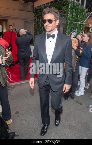 New York, Usa. 01. Mai 2023. NEW YORK, NEW YORK - 01. MAI: Bradley Cooper verlässt das Pierre Hotel um 2023 Uhr Met Gala am 01. Mai 2023 in New York City. Kredit: SOPA Images Limited/Alamy Live News Stockfoto